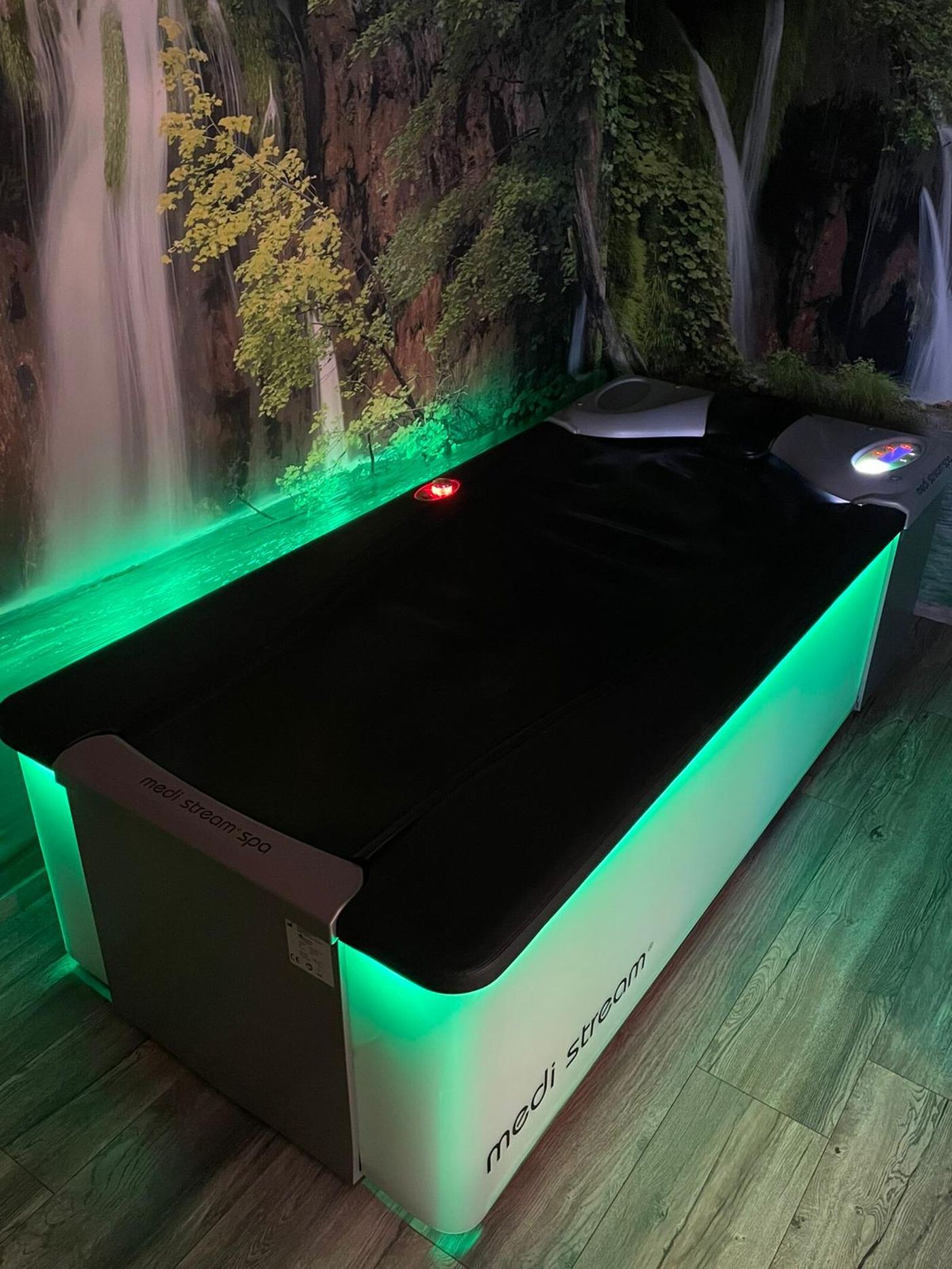 Wassermassageliege mit grünem Ambientelicht